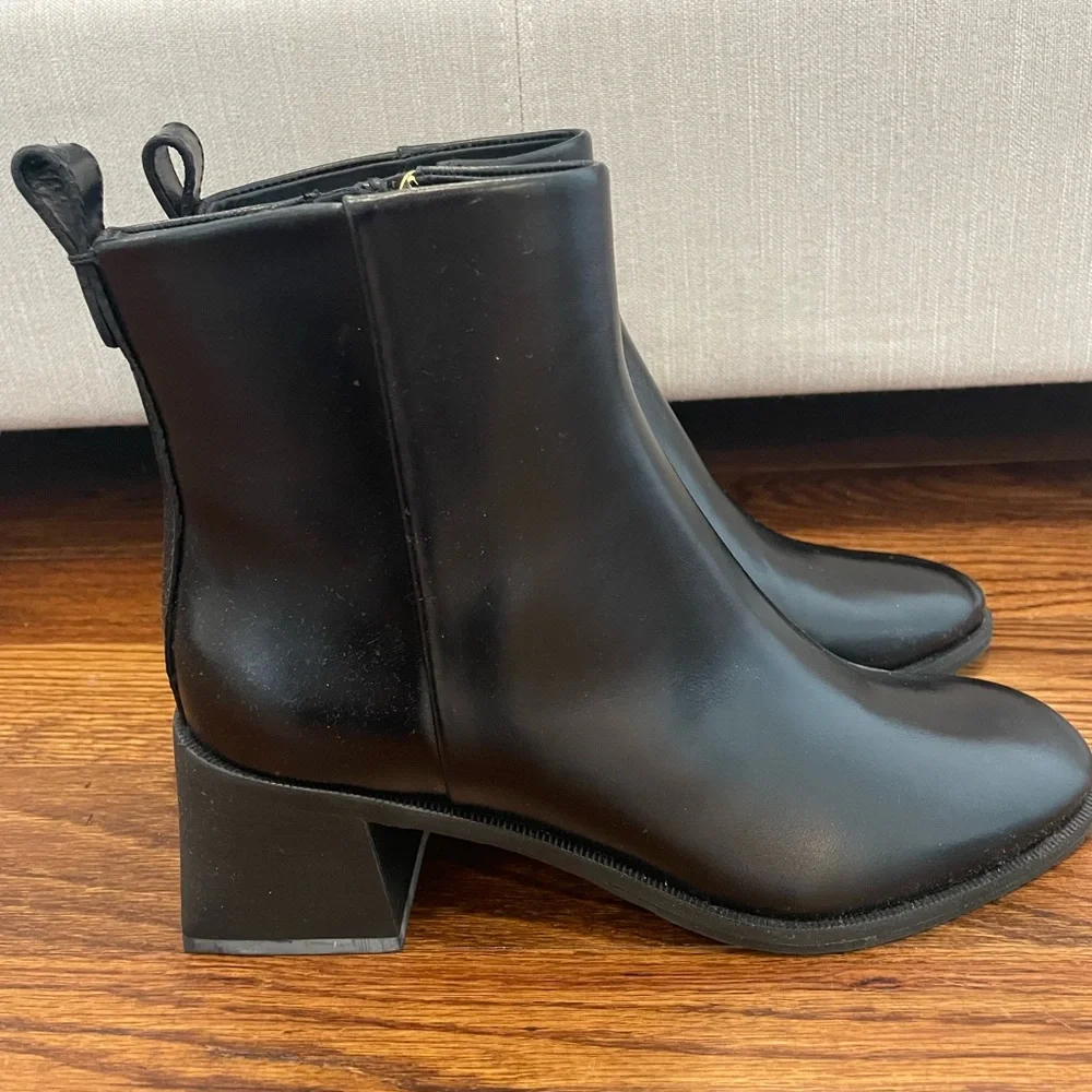 NWT Tory Burch Black Leather Ankle Booties Size 6.5 - Picture 2 of 6